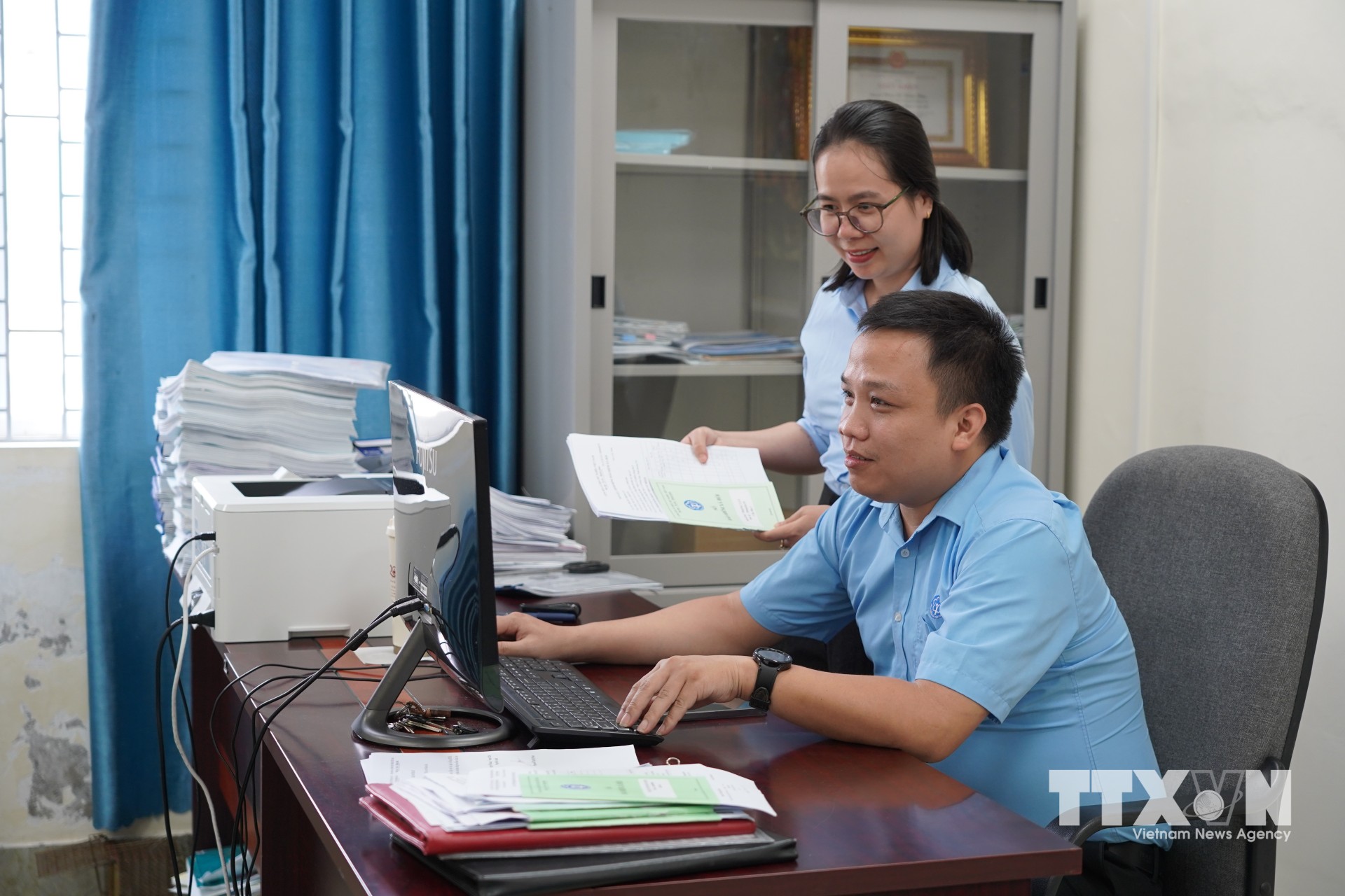 Công tác rà soát, lập danh sách, cấp thẻ đang được Bảo hiểm xã hội tỉnh Quảng Trị và chính quyền địa phương khẩn trương triển khai. (Ảnh: Thanh Thuỷ/TTXVN)